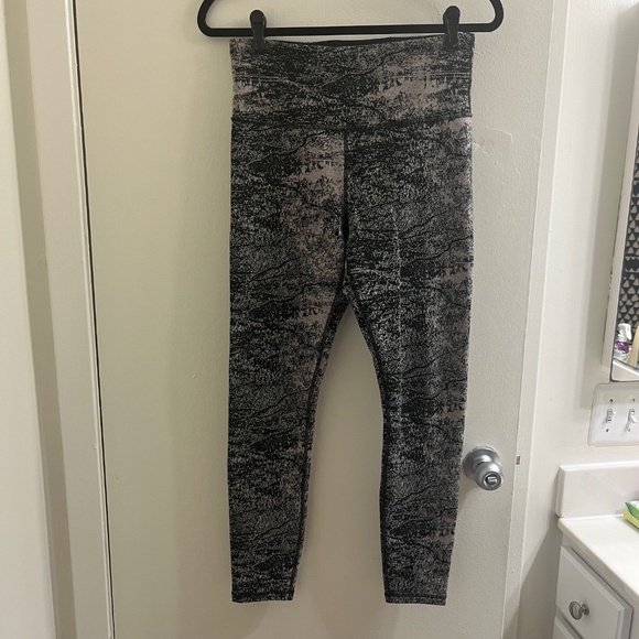 Athleta Elation Glades 7/8 Black and Tan Abstract Tight Leggings - Picture 1 of 5
